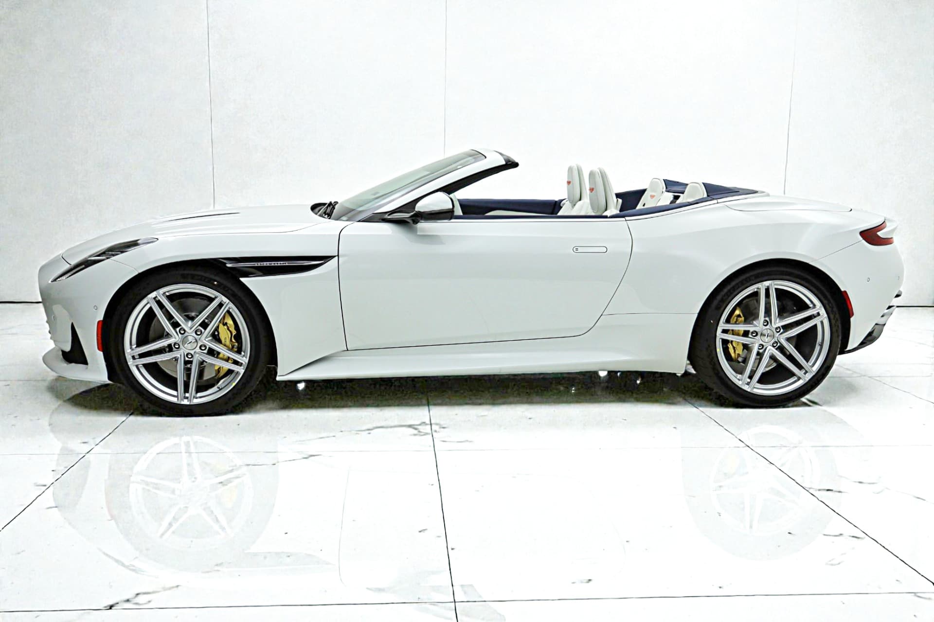 Aston Martin DB12 Volante - 3