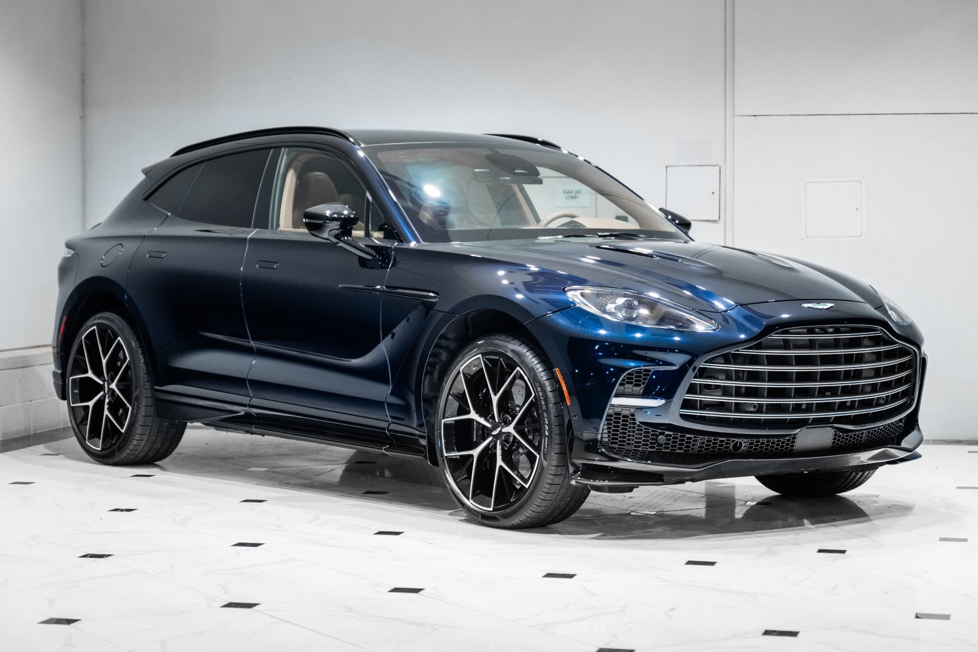 Aston Martin DBX 707 - 3