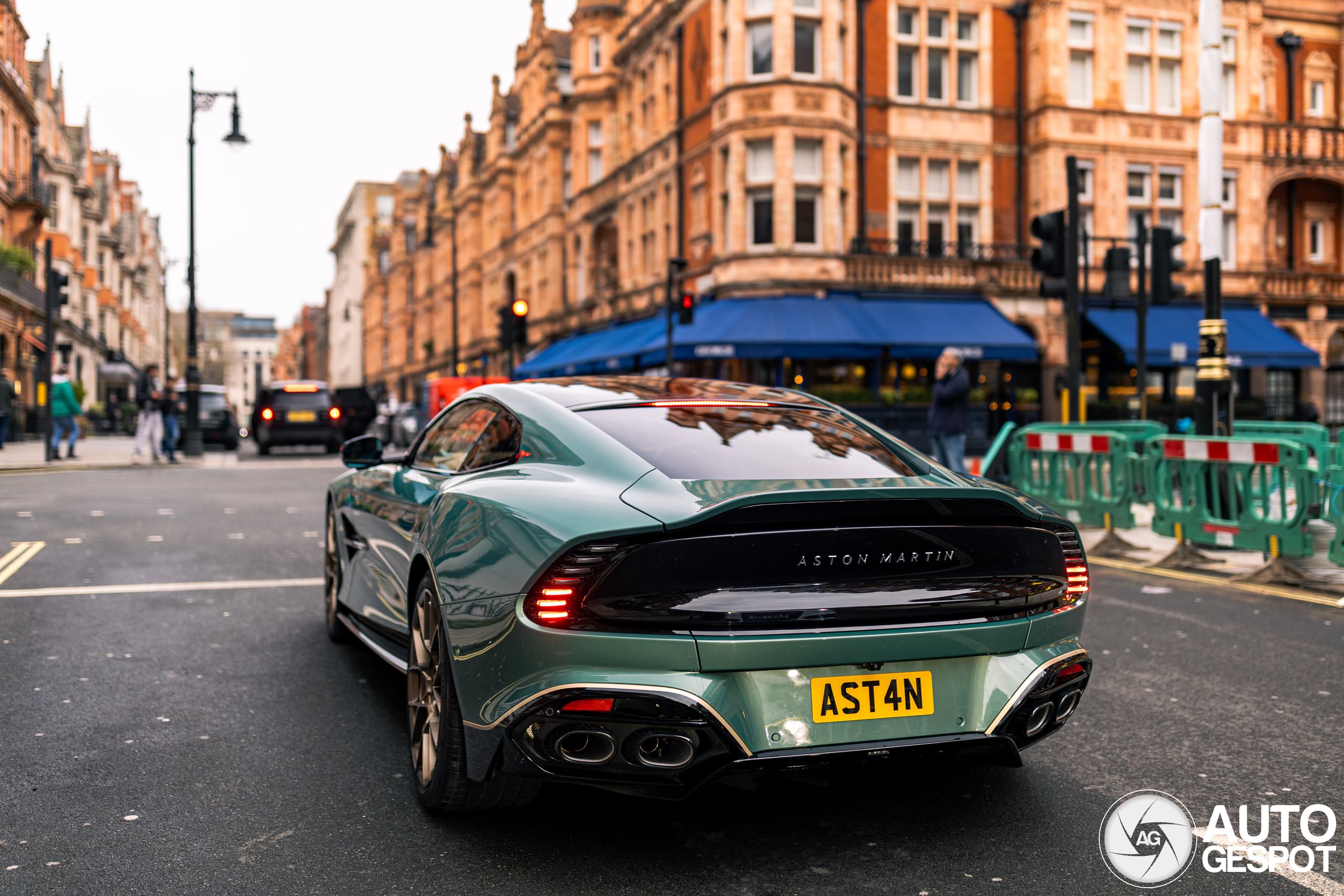 Aston Martin Vanquish V12 - 3